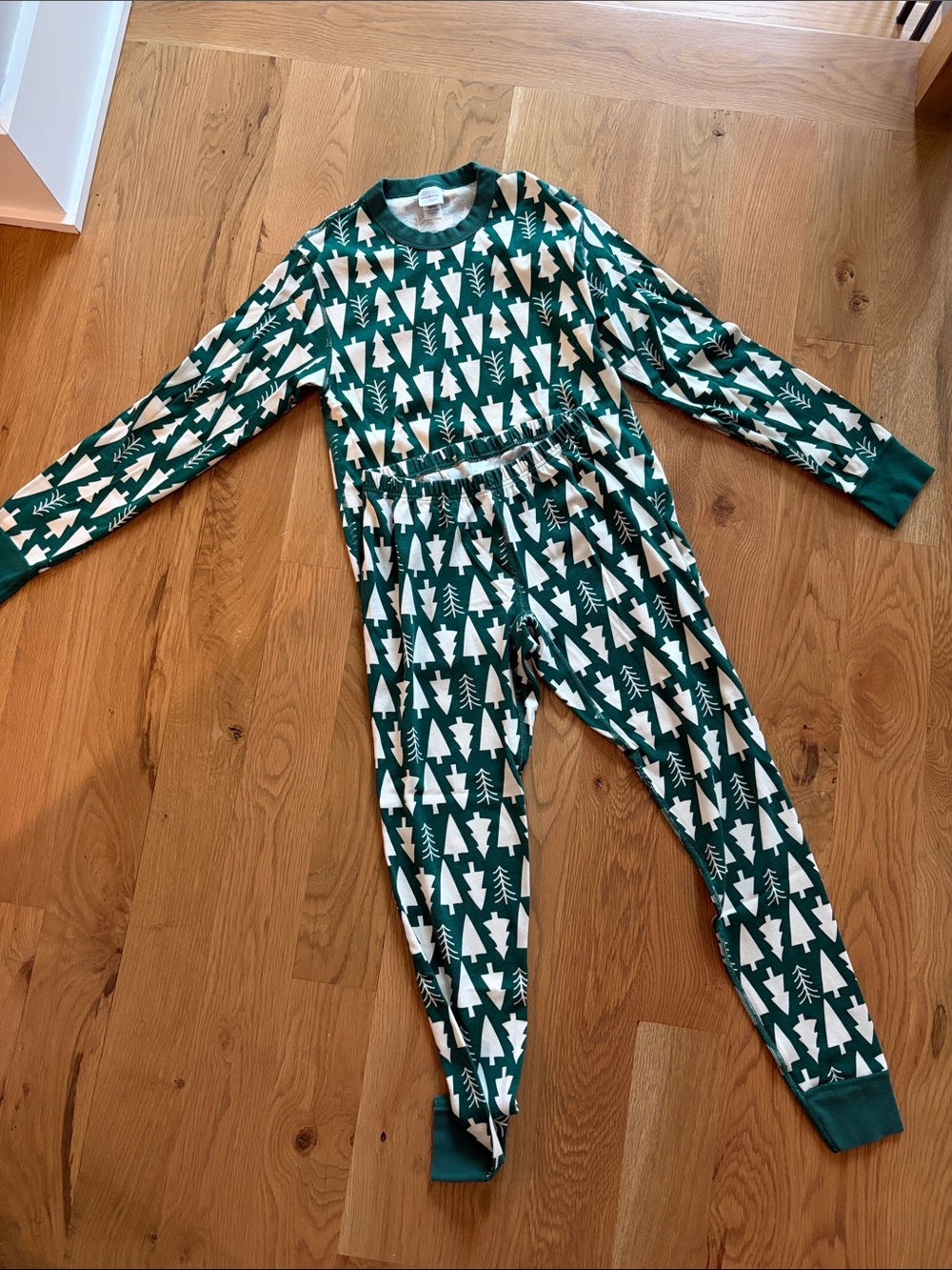 Hanna Andersson Green and White Tree Print Pajama Set men’s small